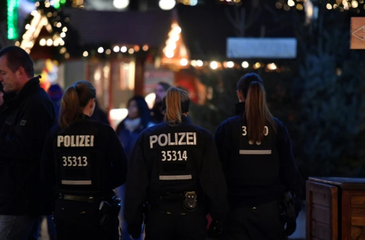 Des policiers en patrouille au marché de Noël de Breitscheidplatz, un an après une attaque meurtrière, le 18 décembre 2017 à Berlin