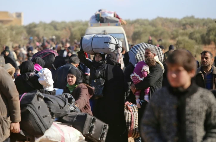 Des milliers de civils ayant fui les violences, à leur arrivée le 8 décembre 2016 au village d'Aziza au nord d'Alep