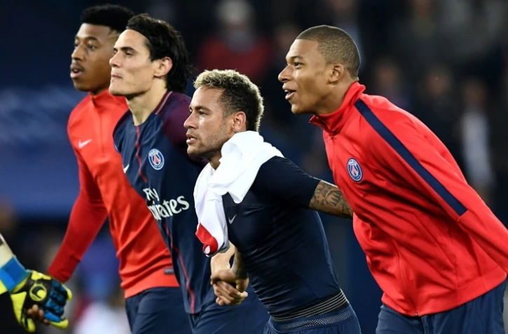 Kimpembe, Cavani, Neymar et Mbappé saluent les supporters après la victoire du Paris Saint-Germain devant le Bayern Munich, le 27 septembre 2017 au Parc des Princes