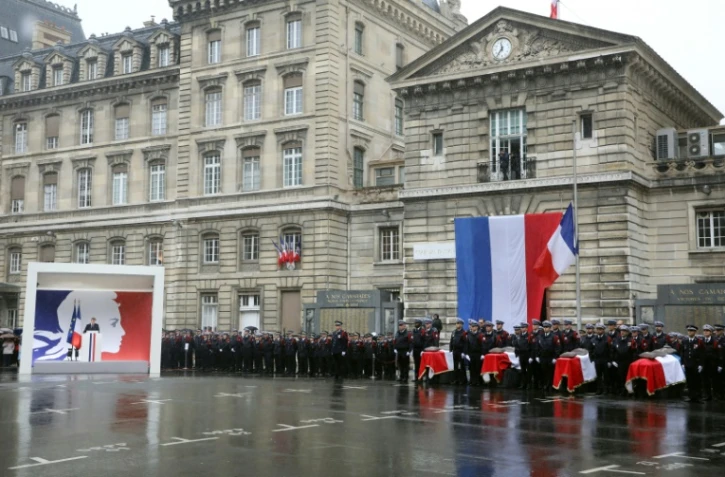 Le président Emmanuel Macron (G) prononce un discours lors de l'hommage aux quatre victimes de l'attaque de la préfecture de police, à Paris le 8 octobre 2019