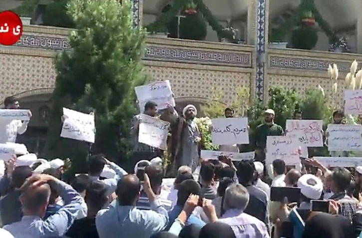 Capture d'écran d'une vidéo diffusée par l'agence de presse iranienne Nasim, montre un religieux s'adressant à des manifestants dans la ville de Machhad, dans le nord-est de l'Iran, le 3 août 2018