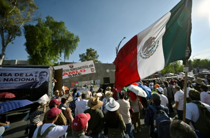 Manifestation en faveur du projet de réforme constitutionnelle renforçant le rôle du secteur public dans la production d'électricité, devant la Chambre des députés, à Mexico le 17 avril 2022