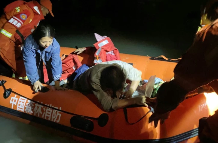 Des secouristes évacuent des résidents après le séisme de magnitude 6,6 qui a frappé la province du Sichuan, dans le sud-ouest de la Chine, le 5 septembre 2022