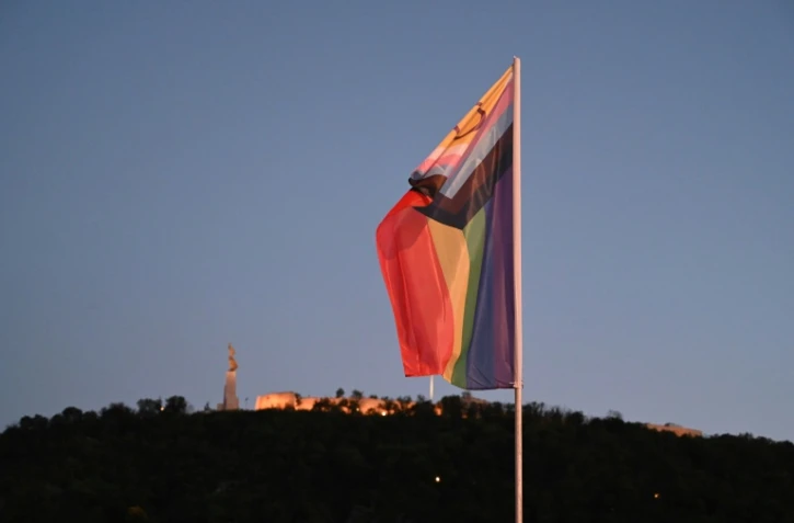 Un drapeau arc-en-ciel "Progress Pride" sur le pont Erzsébet, à la veille de la Budapest Pride, le 26 juin 2026 en Hongrie
