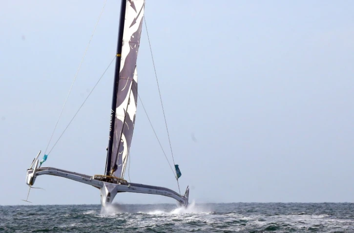 Le Maxi Edmond de Rothschild, skippé par Sébastien Josse, au large de Saint-Malo après le départ de la Route du Rhum, le 4 novembre 2018