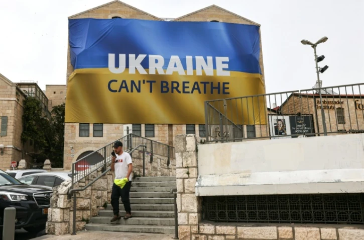 Une banderole "L'Ukraine ne peut pas respirer" sur la façade du musée des Amis de Sion, au centre de Jérusalem, le 5 avril 2022