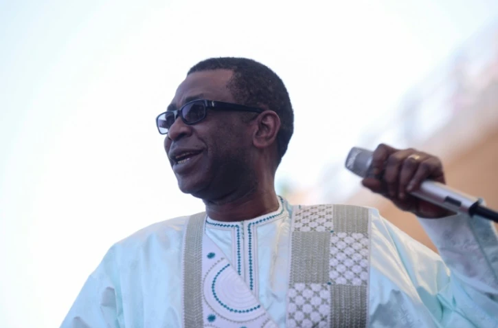 Le chanteur sénégalais, ici à Farafenni au Sénégal le 21 juin 2019, sera l'invité de l'Elysée pour la 40e Fête de la musique