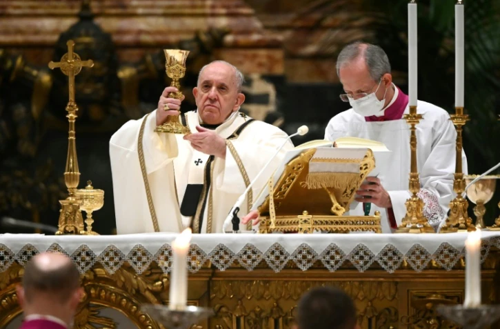 Le pape François célèbre la masse le 24 décembre 2020 à Saint Pierre de Rome
