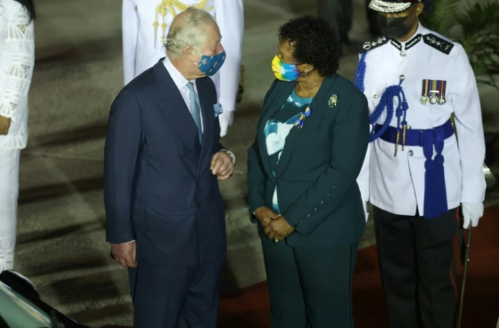 Le prince Charles accueilli par Sandra Mason à son arrivée à l'aéroport de Bridgetown à la Barbade le 28 novembre 2021