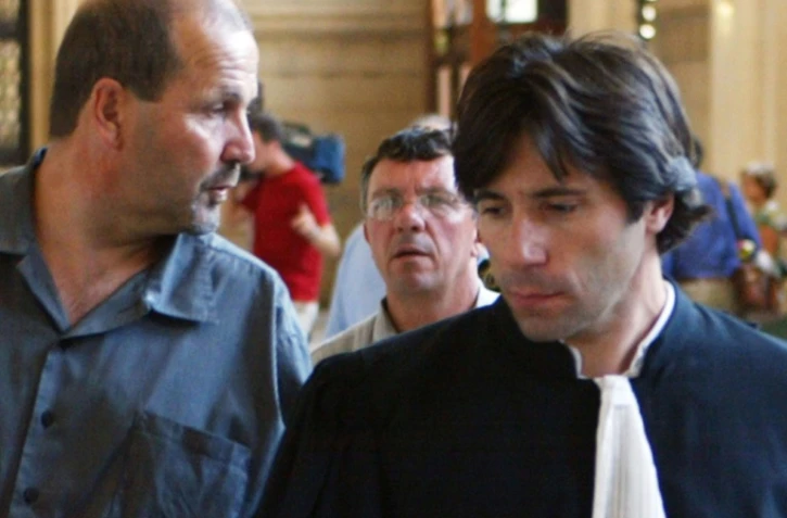 Pierre Paoli (G) Me Eric Barbolodi (D) arrivent le 23 juin 2003 au Palais de Justice de Paris.
