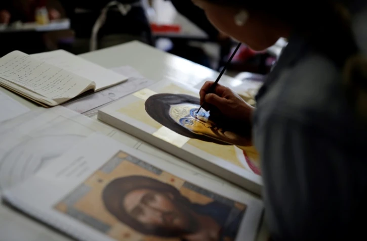 Une étudiante étrangère du Bethléem Icon Center travaille sur une icône, à Bethléem en Cisjordanie, le 11 avril 2017