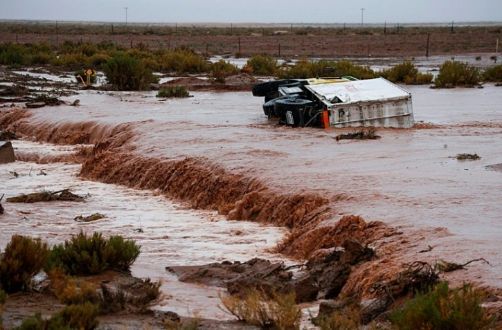 Un camion d'assistance sur le Dakar-2017 pris dans un torrent de boue le 6 janvier 2017 entre Tupiza et Oruro en Bolivie