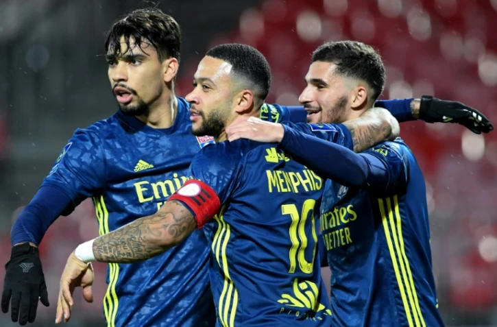 Les trois buteurs de Lyon, Houssem Aouar, le Brésilien Lucas Paqueta (g) et l?attaquant néerlandais Memphis Depay, victorieux (3-2) de Brest, lors du match de L1, le 19 février 2021 au stade Francis Le Blé