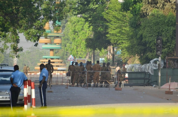 Des militaires sont postés devant le quartier général des forces armées à Ouagadougou, le 3 mars 2018