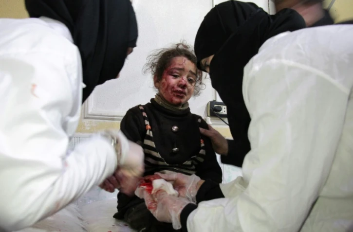 Une fillette syrienne blessée dans des bombardements soignée à Douma, aux abords de Damas, le 6 janvier 2018