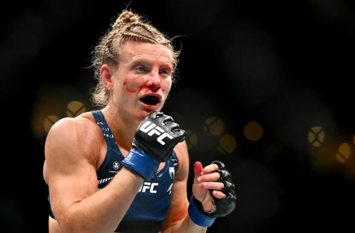 La Française Manon Fiorot durant son combat pour la ceinture UFC des poids mouches contre la Kirghize Valentina Shevchenko lors de l'UFC 315, à Montréal, le 10 mai 2025