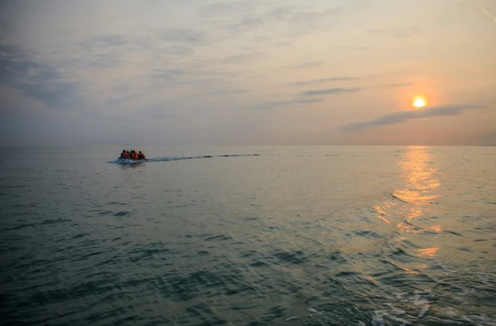 Après des années d'errance, des semaines d'attente dans un camp insalubre sur la côte française, sept heures d'angoisse sur un pneumatique ballotté par les eaux, le Koweïtien Walid a réussi son pari: traverser la Manche. En mer, entre France et Grande-Bretagne, le 11 septembre 2020
