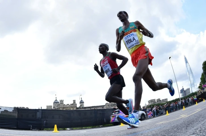 Le Kényan Geoffrey Kipkorir Kirui (g) lors du marathon des Mondiaux d'athlétisme, le 5 août 2017 à Londres