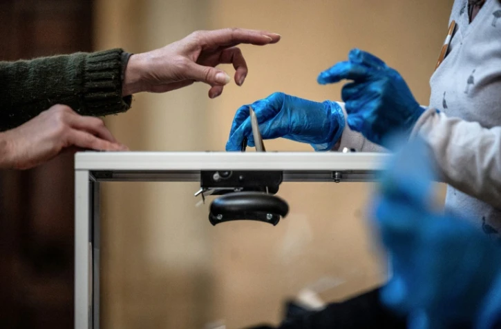 Premier tour des élections municipales, le 15 mars 2020, dans un bureau de vote à Lyon, deux jours avant le confinement 