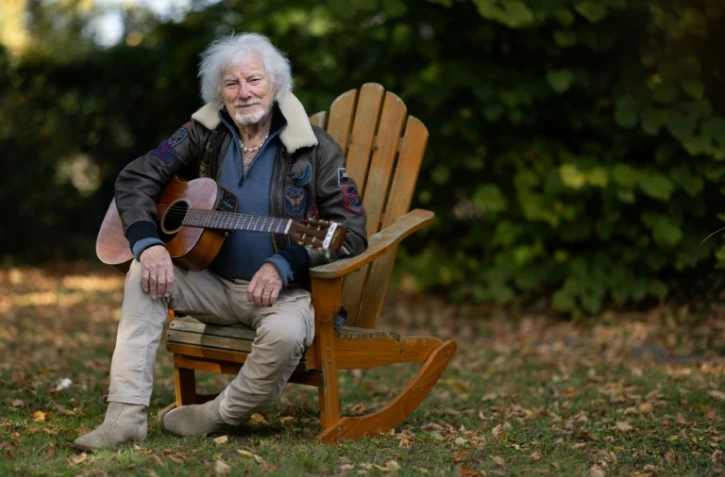 Le chanteur Hugues Aufray, 96 ans, joue de la guitare dans le jardin de sa maison à Marly-le-Roi, dans les Yvelines, le 14 octobre 2025