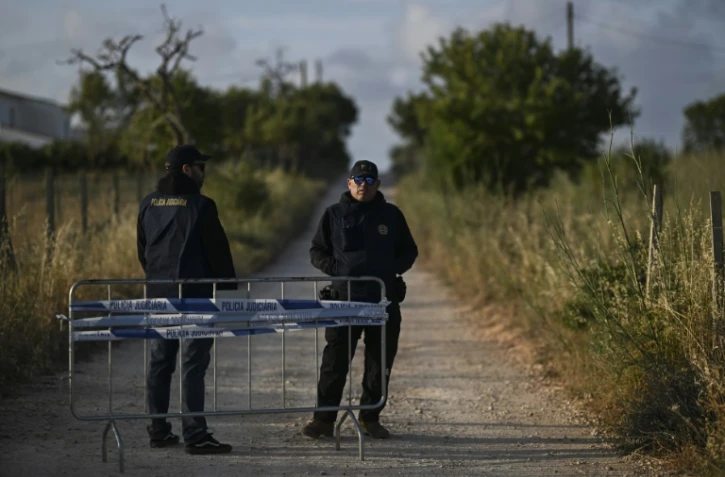 Des policiers portugais bloquent les accès à une zone où de nouvelles investigations vont être menées 18 ans après la disparition de Maddie McCann, le 3 juin 2025 à Lagos, dans la région de l'Algarve, au Portugal