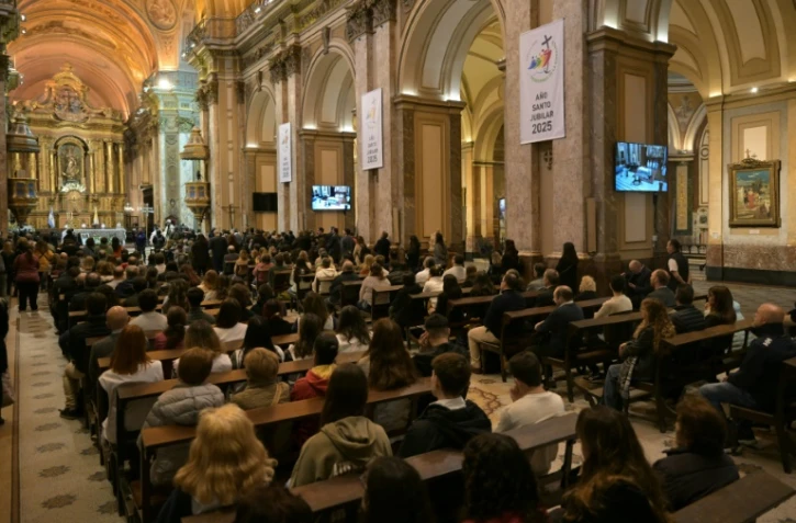 Des fidèles suivent une messe à la cathédrale de Buenos Aires, le 21 avril 2025