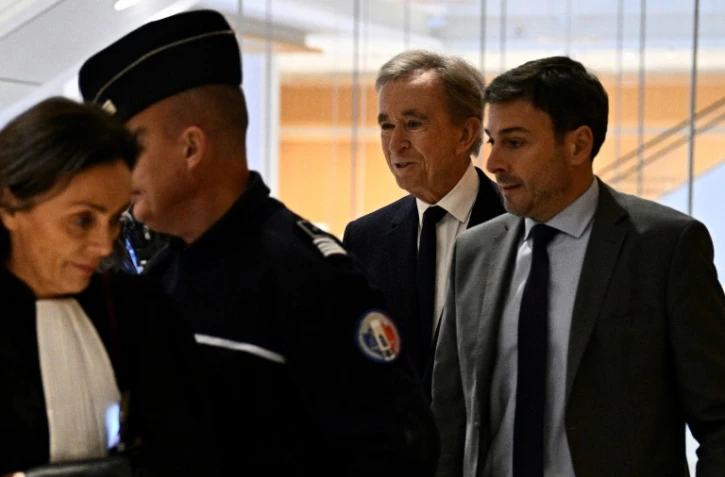 Le PDG de LVMH Bernard Arnault (2e d) arrive au tribunal à Paris pour être entendu dans le procès de l'ex-patron du renseignement intérieur Bernard Squarcini, le 28 novembre 2024