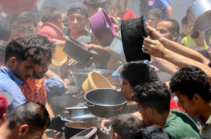 Distribution de nourriture dans le quartier de Rimal à Gaza-ville, le 18 juin 2025