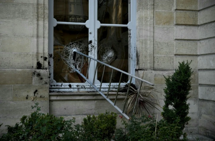 Une échelle enfoncée au travers d'une fenêtre de l'Hôtel de Nesmond, la résidence officielle du préfet de Gironde, à Bordeaux, le 18 octobre 2026
