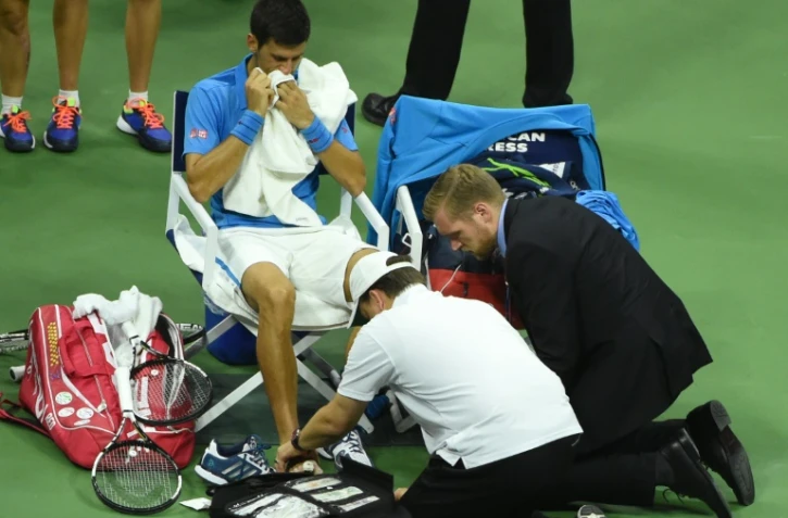 Novak Djokovic se fait soigner lors de la finale de l'US Open face Ă Stan Wawrinka