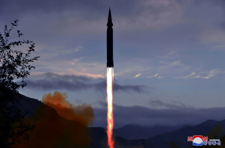 Cette photo prise le 28 septembre 2021 et publiée par l'agence de presse officielle de la Corée du Nord KCNA le 29 septembre, montre le tir d'essai d'un missile hypersonique Hwasong-8 nouvellement développé, dans le comté de Ryongrim de la province de Jagang, en Corée du Nord
