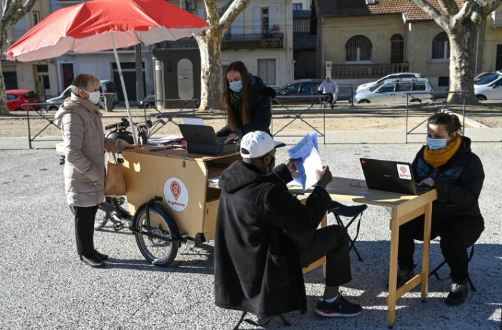 Des assistants sociaux aident des habitants, privés d'internet, à faire leurs démarches administratives en ligne, à Béziers, le 8 février 2022