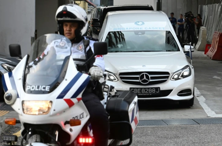 Le cortège transportant la dépouille de l'ex président Robert Mugabe en route pour l'aéroport de Singapour le 11 septembre 2019 pour des obsèques nationales au Zimbabwe.