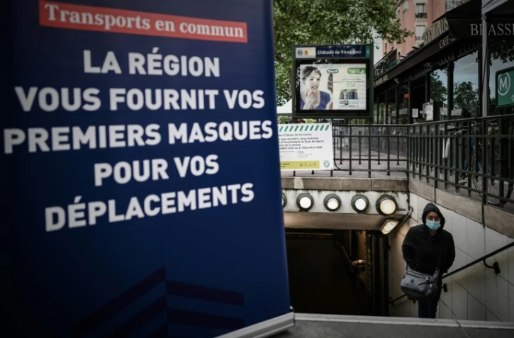 Une passante sort d'une station de métro parisien à Vincennes le 30 avril 2020