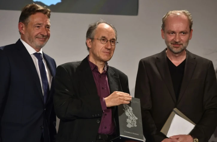 L'auteur allemand Ferdinand von Schirach (d) avec le rédacteur en chef de Charlie Hebdo (c) à Postdam le 17 septembre 2015