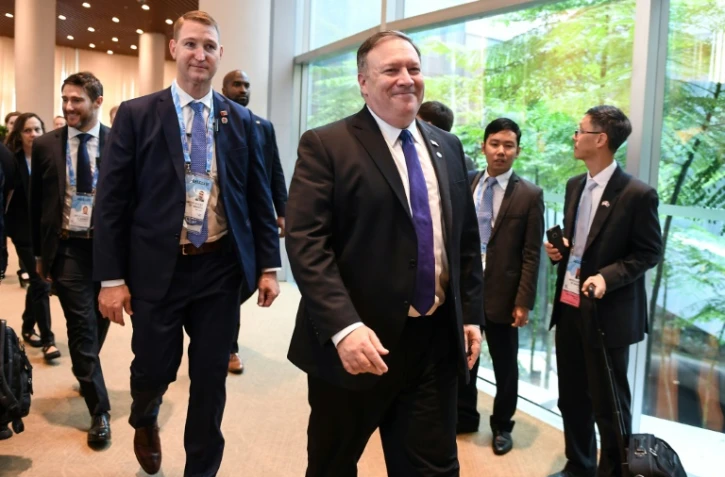 Le secrétaire d'Etat américain Mike Pompeo (C) arrive à une réunion des pays d'Asie du Sud-Est à Singapour, le 3 août 2018