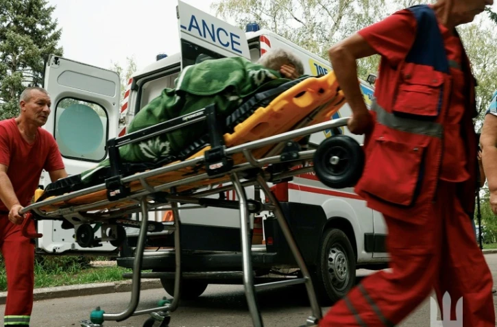 Photo prise et publiée le 9 septembre 2025 par le Premier Centre de soutien à l'information et à la communication des forces terrestres ukrainiennes montrant du personnel médical transportant un habitant du village de Iarova, blessé lors d'une frappe aérienne russe