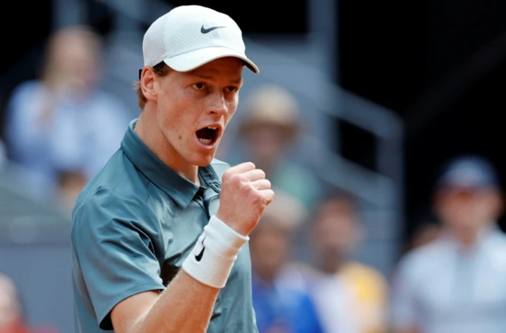 L'Italien Jannik Sinner brandit le poing lors de sa demi-finale contre le Français Arthur Fils, le 1er mai 2026 au Masters 1000 de Madrid