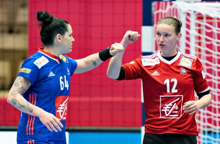 L'arrière de l'équipe de France Alexandra Lacrabère et la gardienne Amandine Leynaud lors du match de l'Euro contre l'Espagne le 10 décembre 2020 à Herning, au Danemark