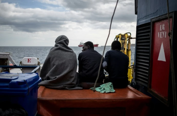Des migrants assis sur le pont du Sea Watch 3, le 30 janvier 2019 au large de Syracuse, en Italie