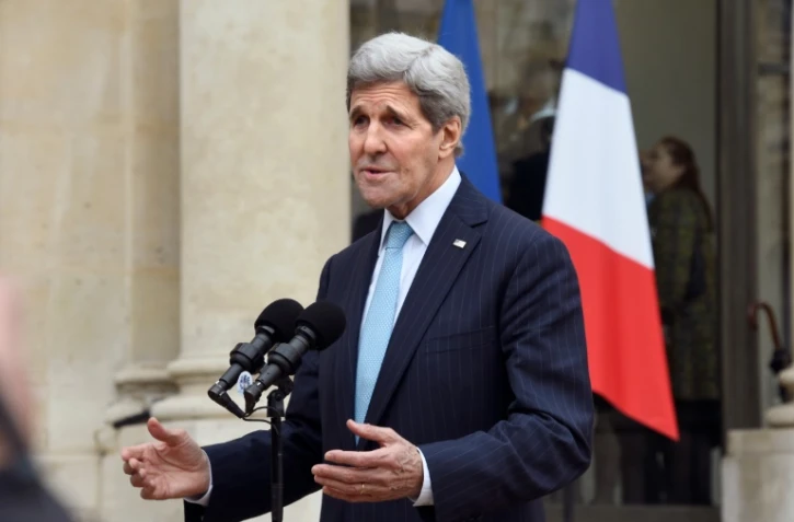 Le secrétaire d'Etat américain John Kerry s'adresse aux journalistes depuis le perron de l'Elysée, le 17 novembre 2015