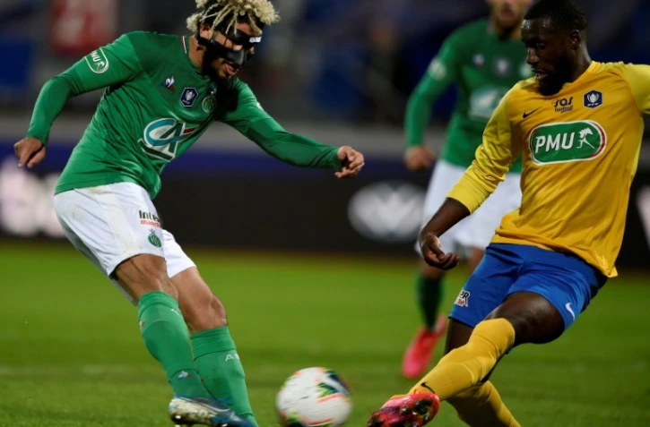 Le milieu de Saint-Etienne Mahdi Camara (g) face au défenseur d'Epinal Souleymane Sangaré en quart de finale de la Coupe de France, le 13 février 2020  au stade Marcel-Picot à Tomblaine 