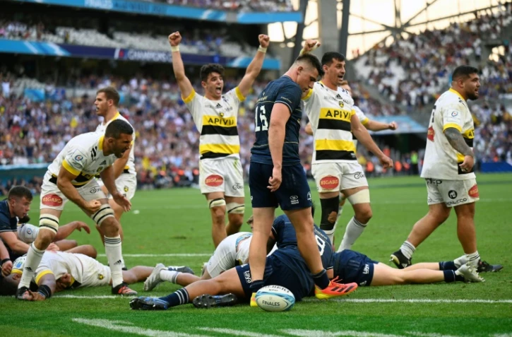 La joie des Rochelais après l'essai victorieux de l'ailier Arthur Retière face au Leinster, lors de la finale de la Coupe d'Europe, le 28 mai 2022 au Stade Vélodrome à Marseille