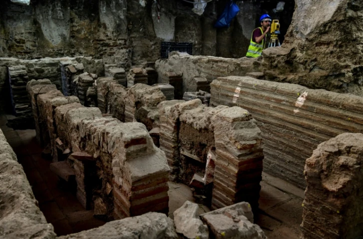 Un archéologue grec étudie les ruines de l'ancien Thessalonique découvertes sur le chantier du nouveau métro, le 25 avril 2018