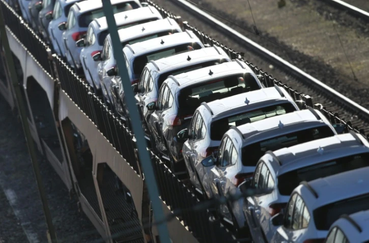 Des voitures neuves sur un train de fret le 23 février 2022 à Mannheim, en Allemagne