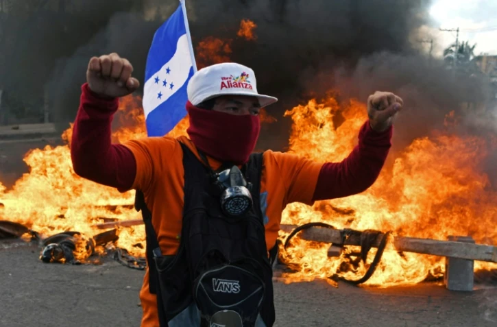 Un opposant hondurien proteste contre la réelection du président Juan Orlando Hernandez, le 27 janvier 2018 à Tegucigalpa