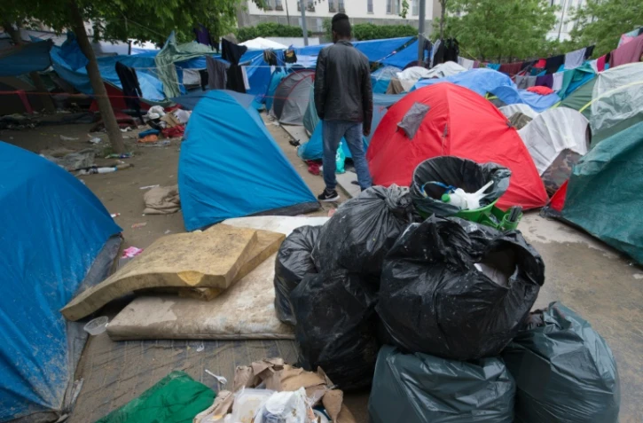 Des migrants installés le 4 juin 2016 dans les Jardins d'Eole à Paris