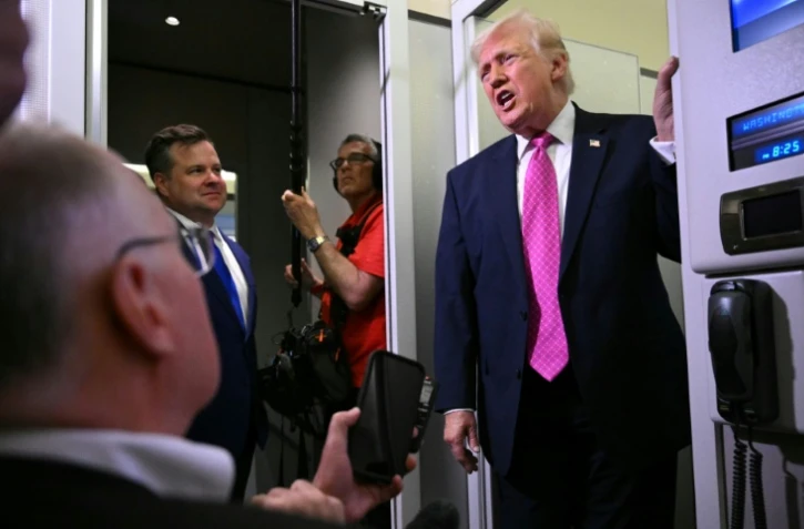 Le président américain Donald Trump s'adresse aux journalistes à bord d'Air Force One, à destination de la base Andrews, dans le Maryland, le 29 mars 2026