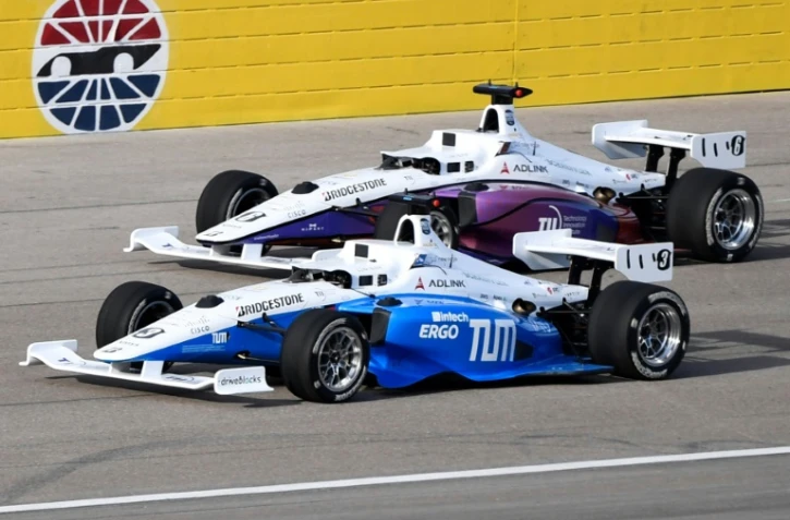 La voiture de course autonome de l'équipe TII EuroRacing dépasse celle de l'équipe TUM lors de l'Indy Autonomous Challenge à Las Vegas le 7 janvier 2022