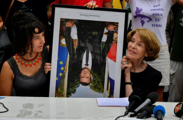 A Bayonne, le 25 août 2019, en marge d'un G7, des militants manifestent avec l'un des portraits de Macron décroché en France et renversé pour l'occasion